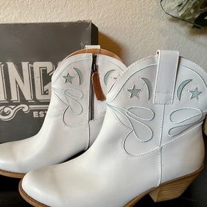NEW In Box - Dingo Cowgirl Boots with Embroidered Star & Moon Cutouts - Size 9.5